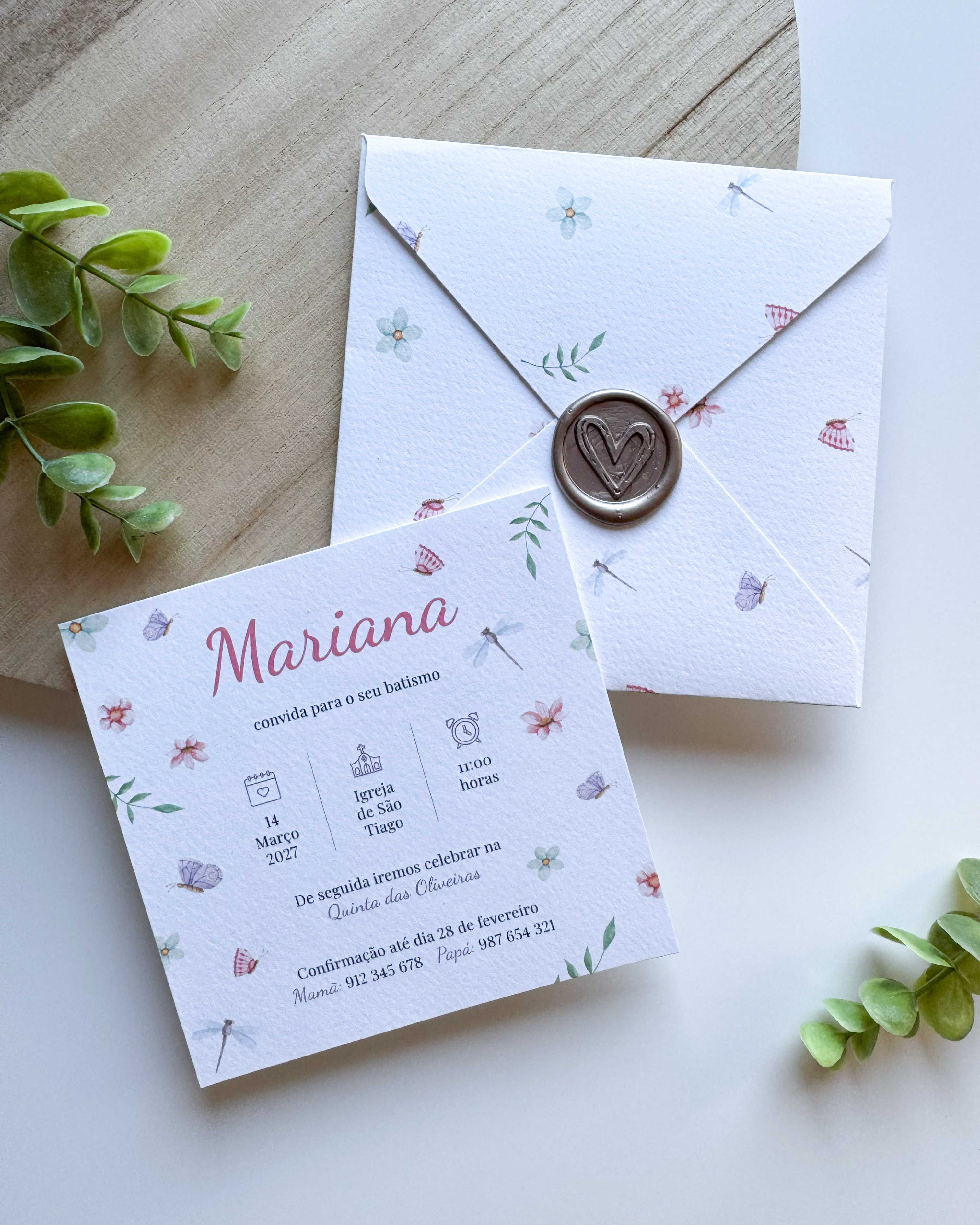 Convite Mariana de batizado em papel texturado, com envelope estampado e lacre decorativo